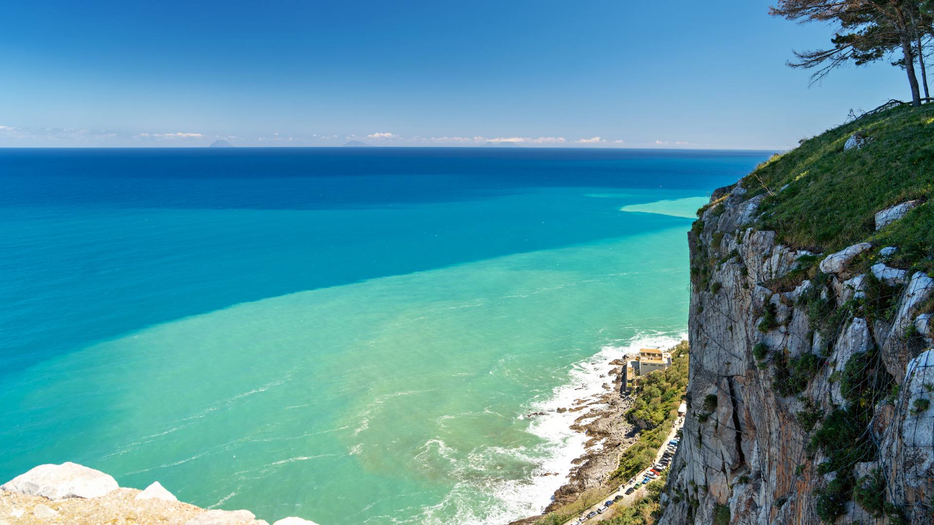 Kaum zu erkennen erscheinen am Horizont die Liparischen Inseln